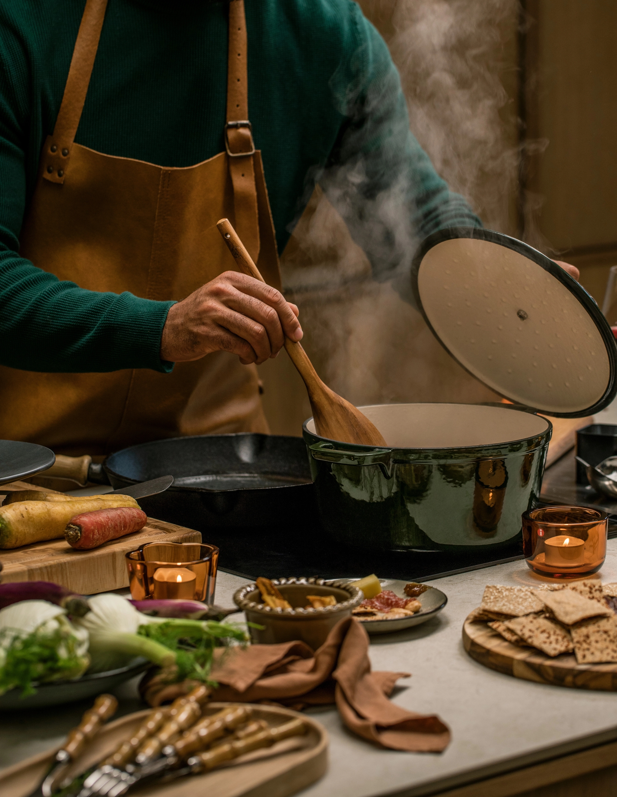 En person lagar mat i en gjutjärnsgryta