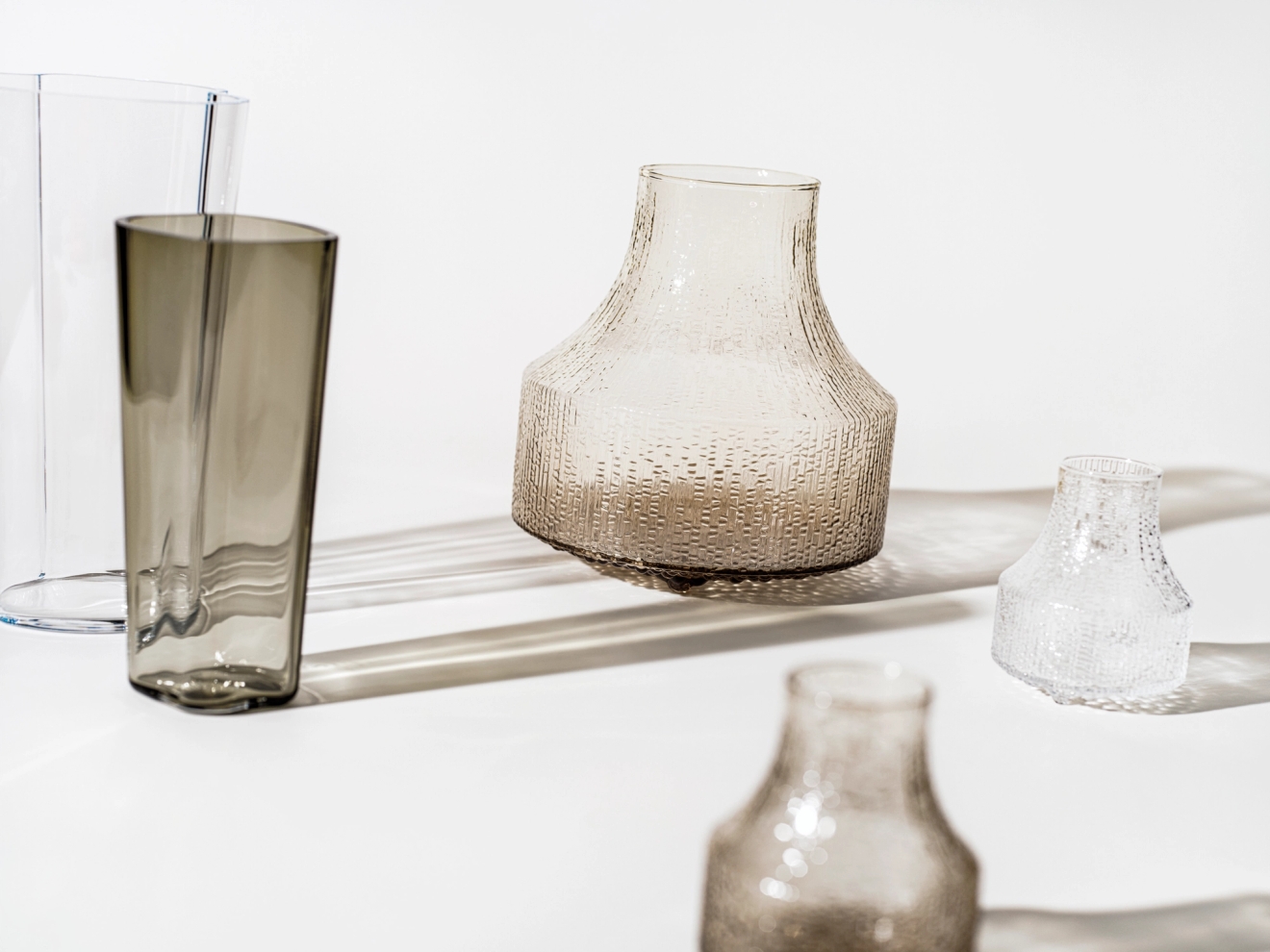 Iittala lasimaljakot väreissä harmaa ja kirkas