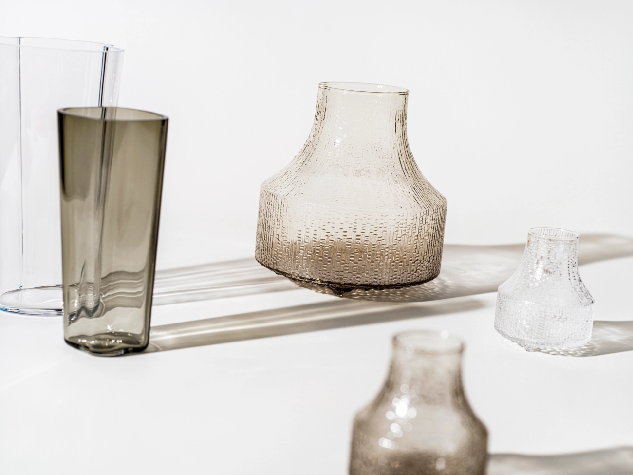 Iittala lasimaljakot väreissä harmaa ja kirkas