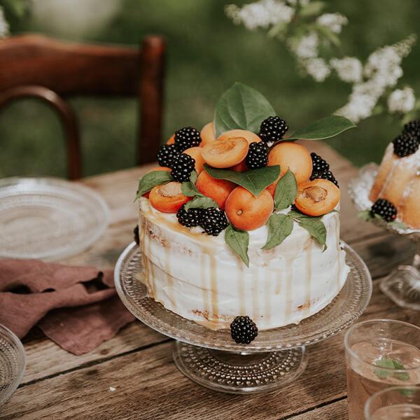 Sommerlig kake med karamellsaus