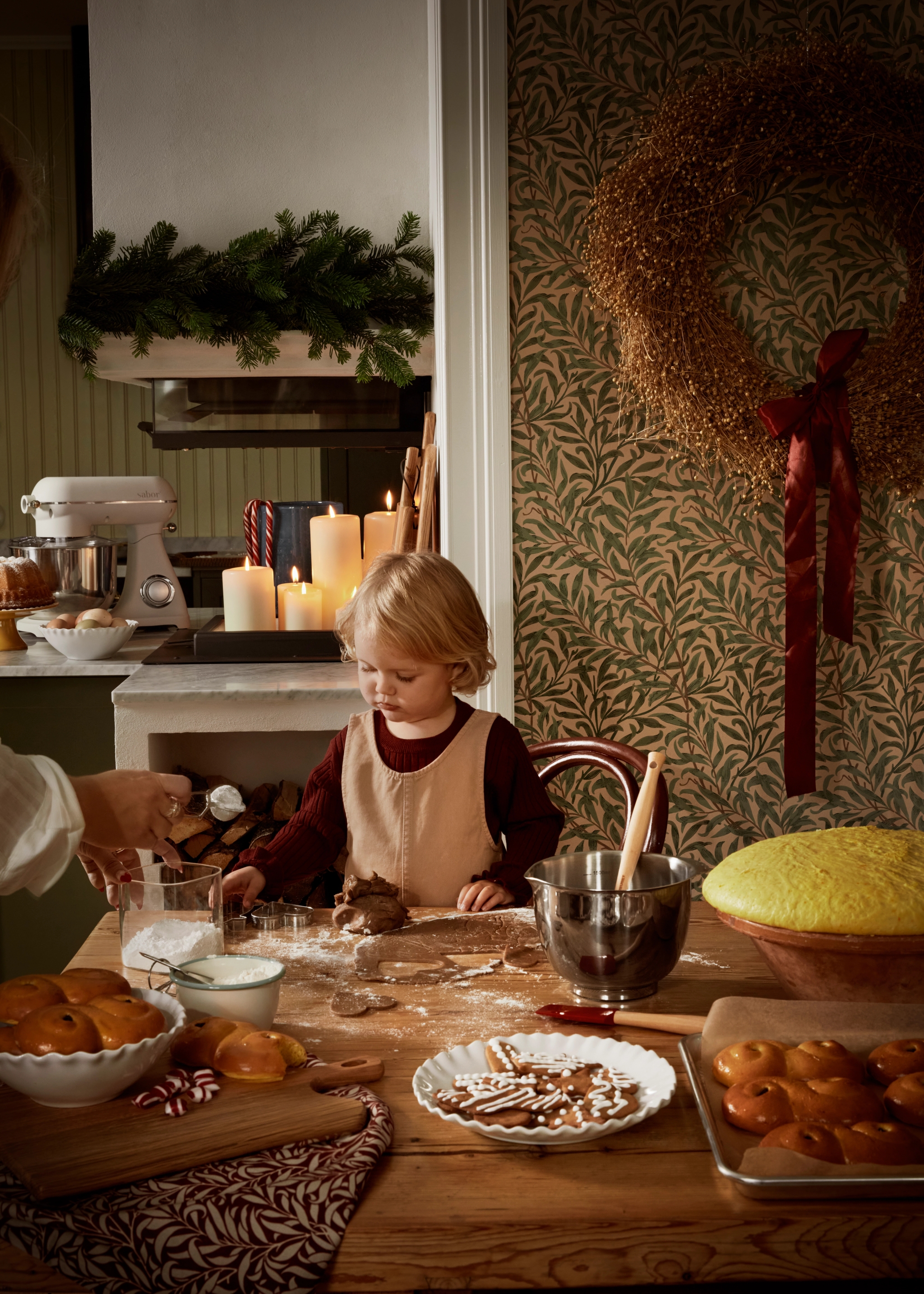 Ett litet barn som julbakar i ett kök