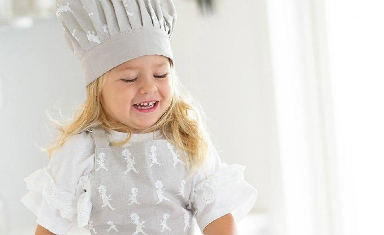 Barn i barnförkläde och kockmössa från solstickan i grått 