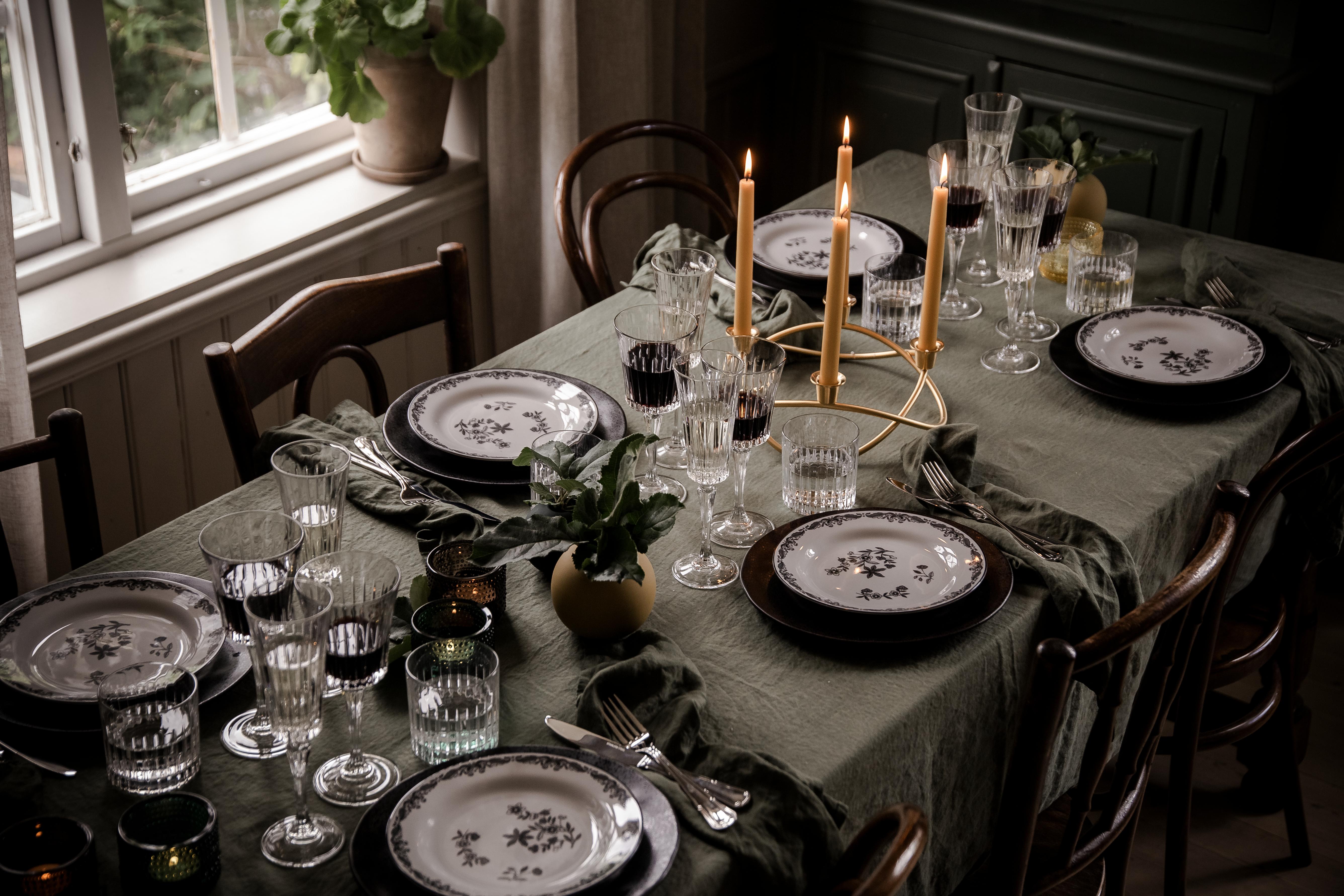 Ljusstake Season från Georg Jensen med gula brinnande ljus på matbord
