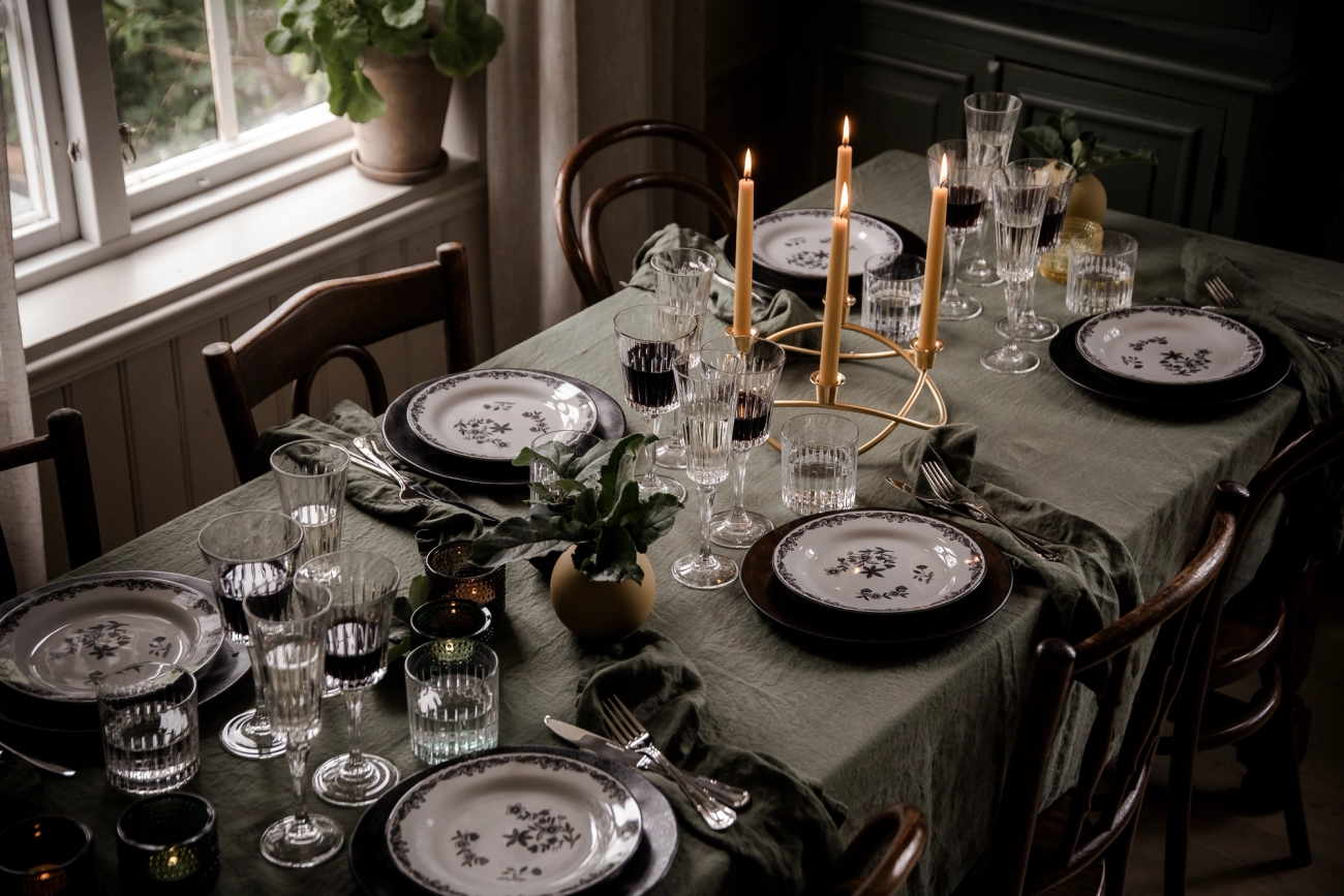 Ljusstake Season från Georg Jensen med gula brinnande ljus på matbord