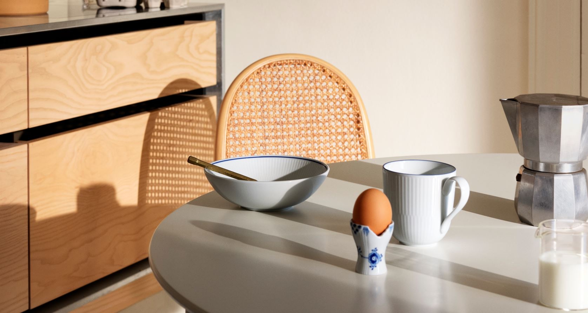 Blueline skål och mugg på frukostbordet 