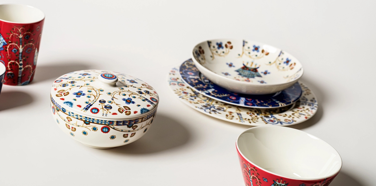 Iittala syvä lautanen muki ja erikokoiset ruokalautaset Taika sarjasta