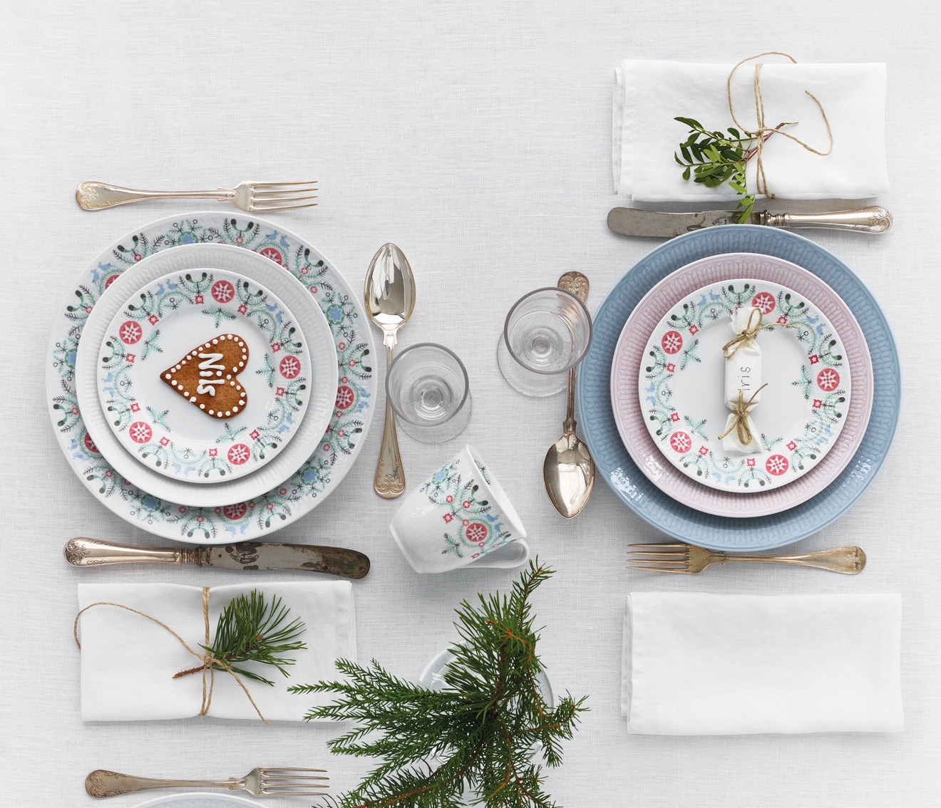 Swedish grace winter dukning med tallrikar och glöggmugg på vit linneduk