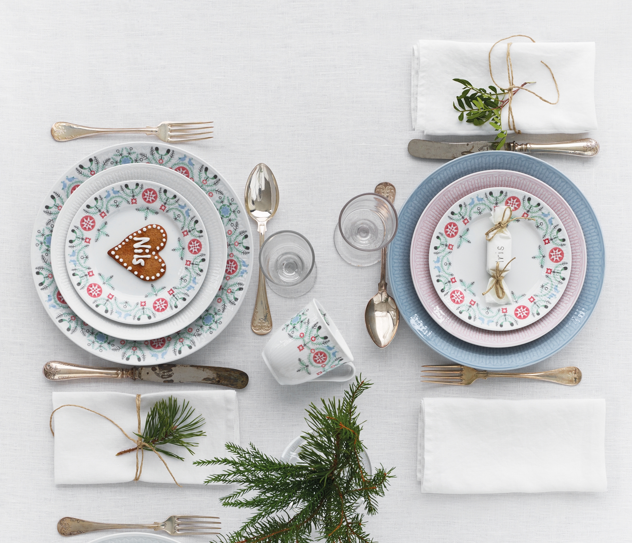 Swedish grace winter dukning med tallrikar och glöggmugg på vit linneduk