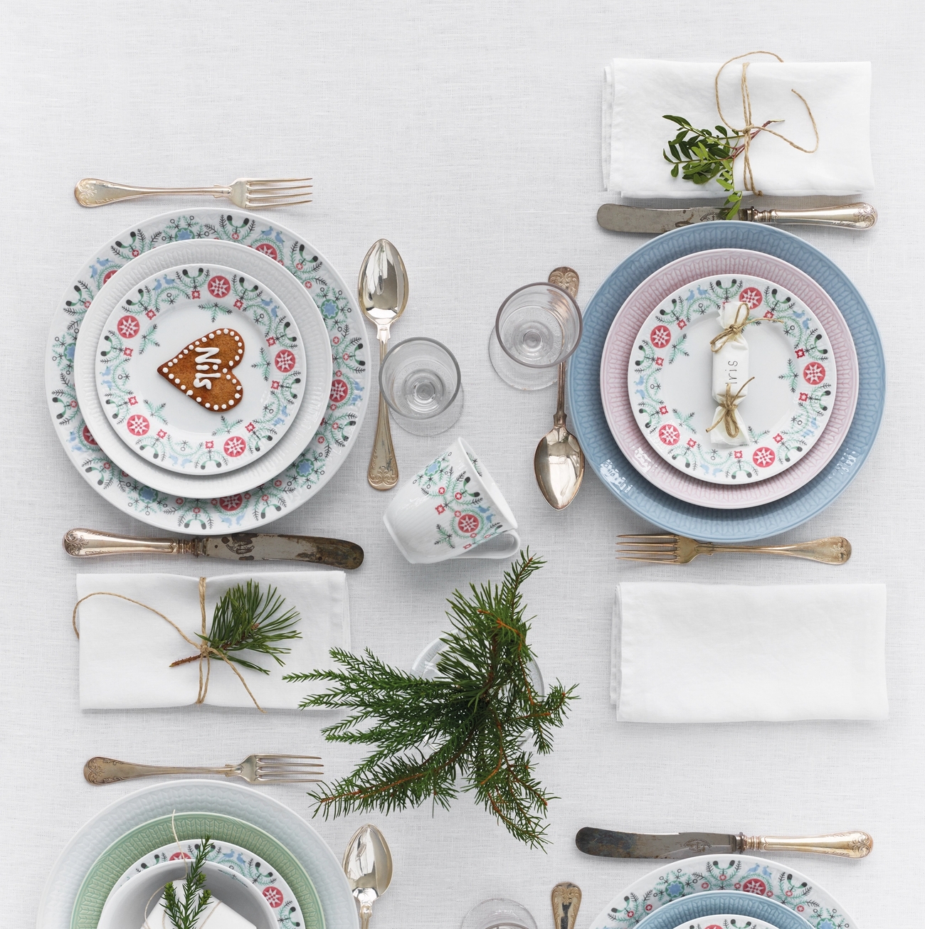 Swedish grace winter dukning med tallrikar och glöggmugg på vit linneduk