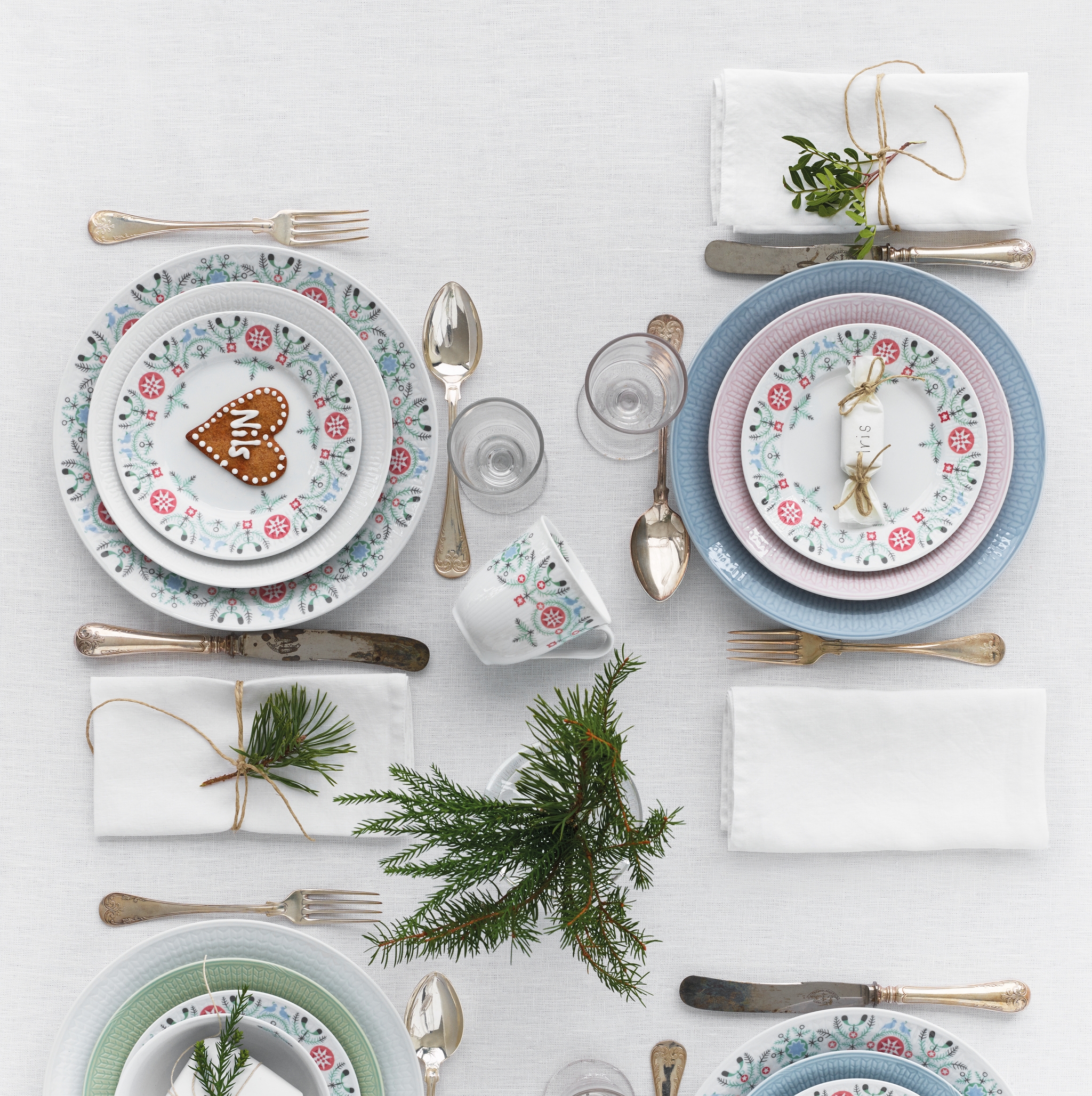 Swedish grace winter dukning med tallrikar och glöggmugg på vit linneduk