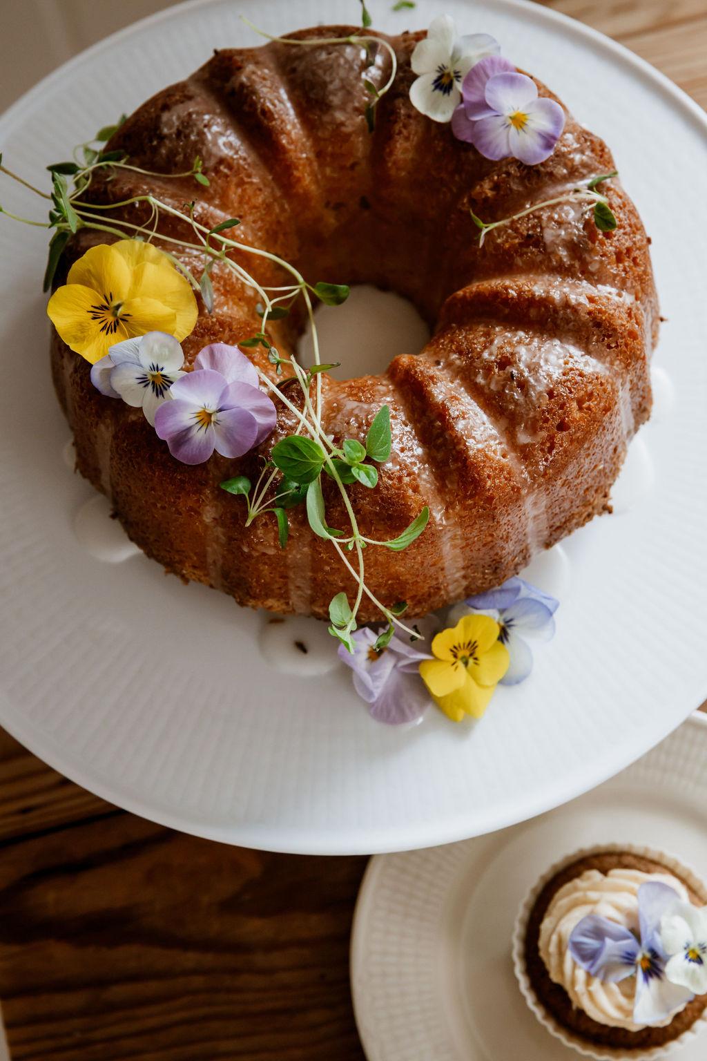 Citron sockerkaka med brynt smör och ätbara blommor