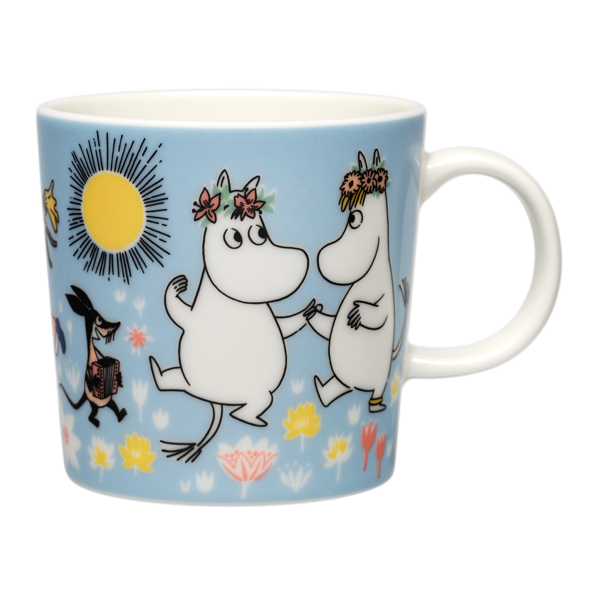 Blå Muminmugg med dansande Mumintroll i blomsterkransar och soligt sommarlandskap.