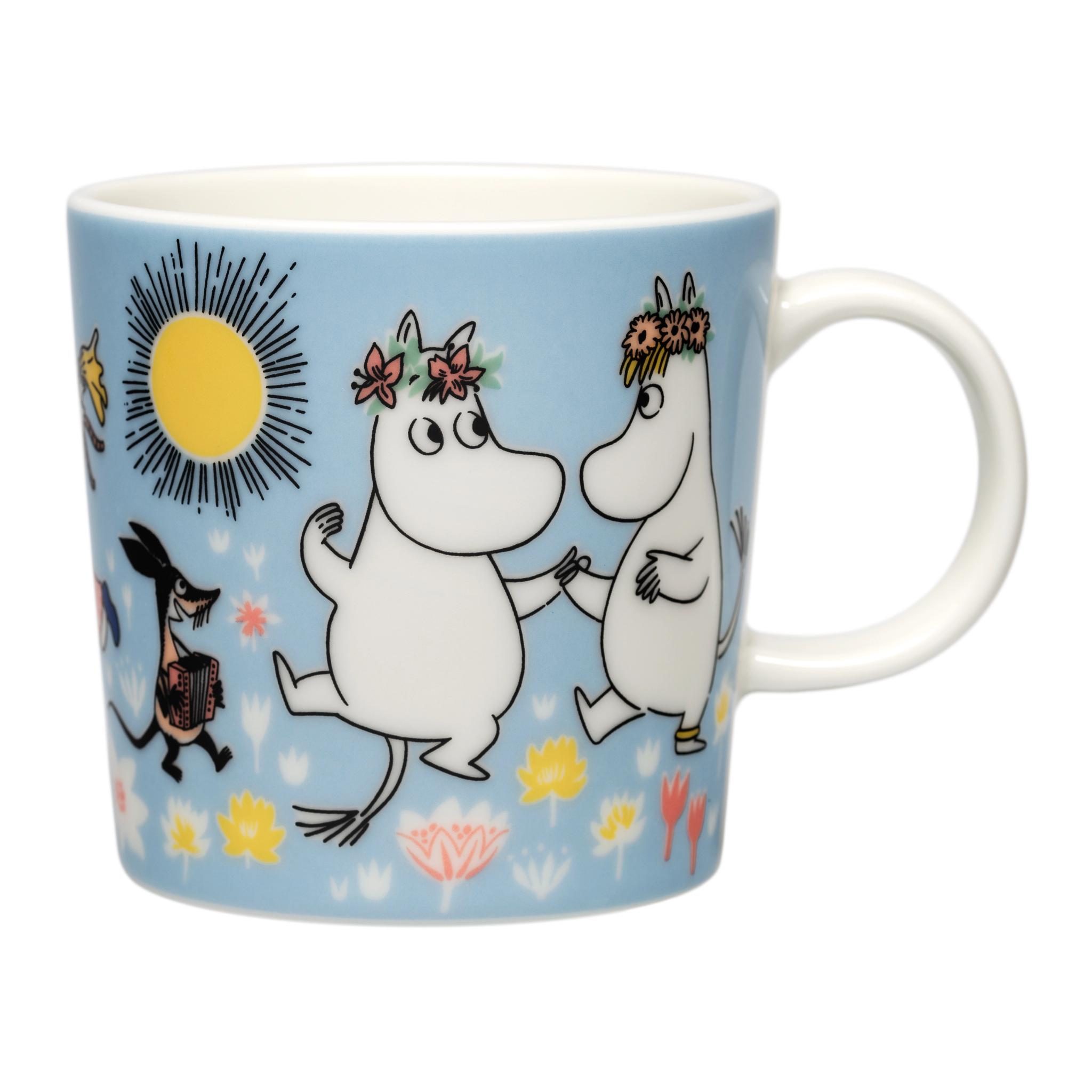 Blå Muminmugg med dansande Mumintroll i somrig blomsterängsdesign.
