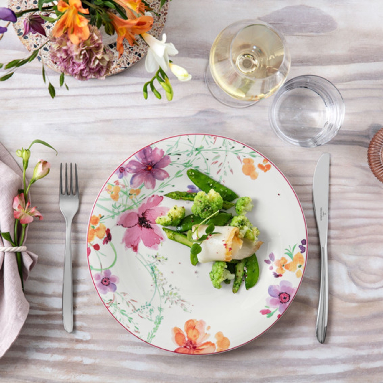 Mariefleur Gris blommig tallrik med sallad på