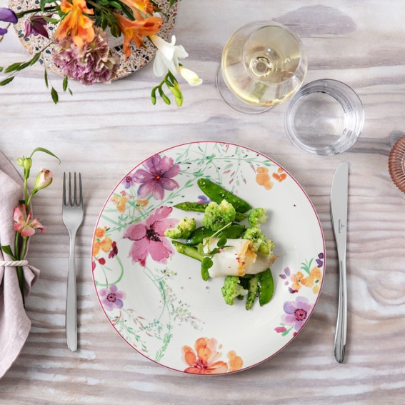 Mariefleur Gris blommig tallrik med sallad på