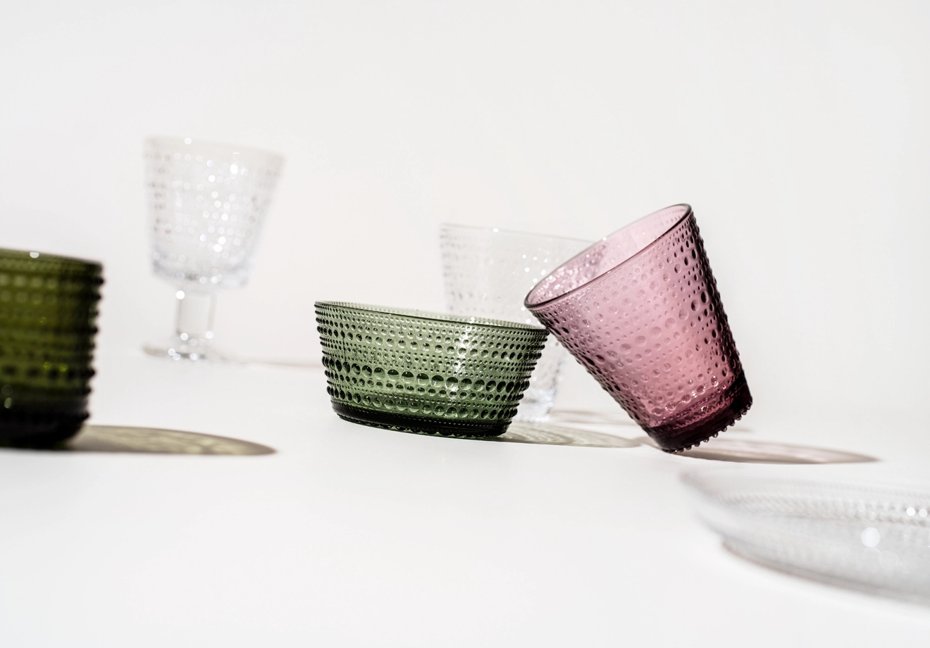 Kastehelmi kulho värissä vihreä ja juomalasi värissä pellava iittala :lta