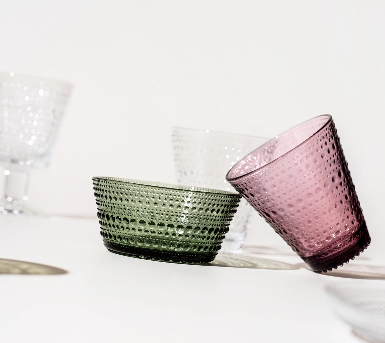 Kastehelmi kulho värissä vihreä ja juomalasi värissä pellava iittala :lta
