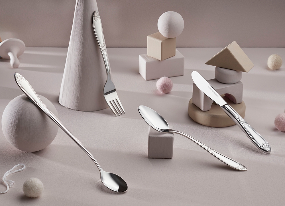 Hardanger Bestikk silver på beige bakgrund