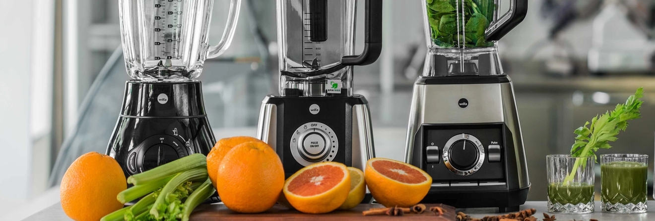 wilfa tehosekoitin kolmessa eri mallissa vihannesten ja hedelmien kera