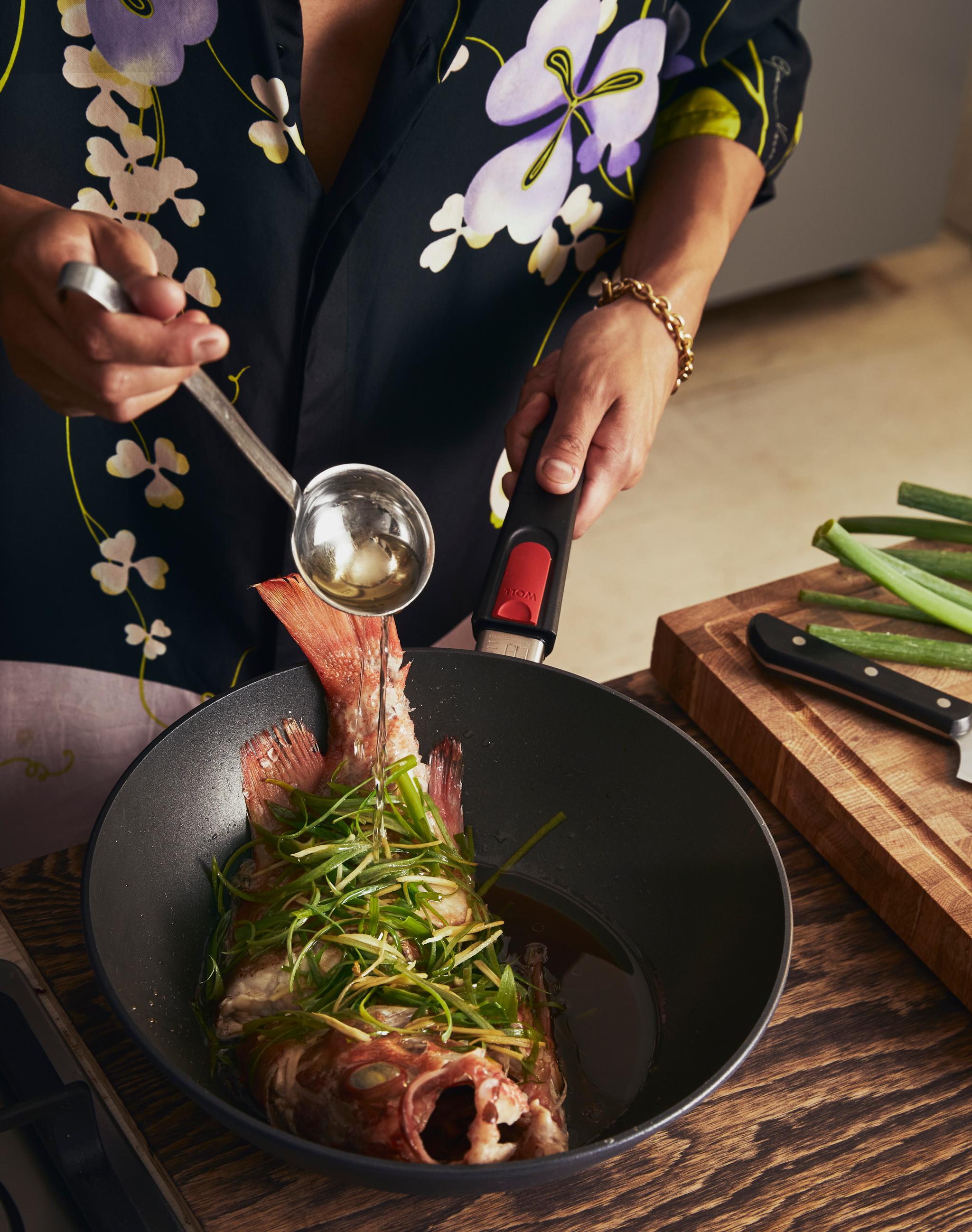 Dampet hel fisk laget av Jimmy Guo