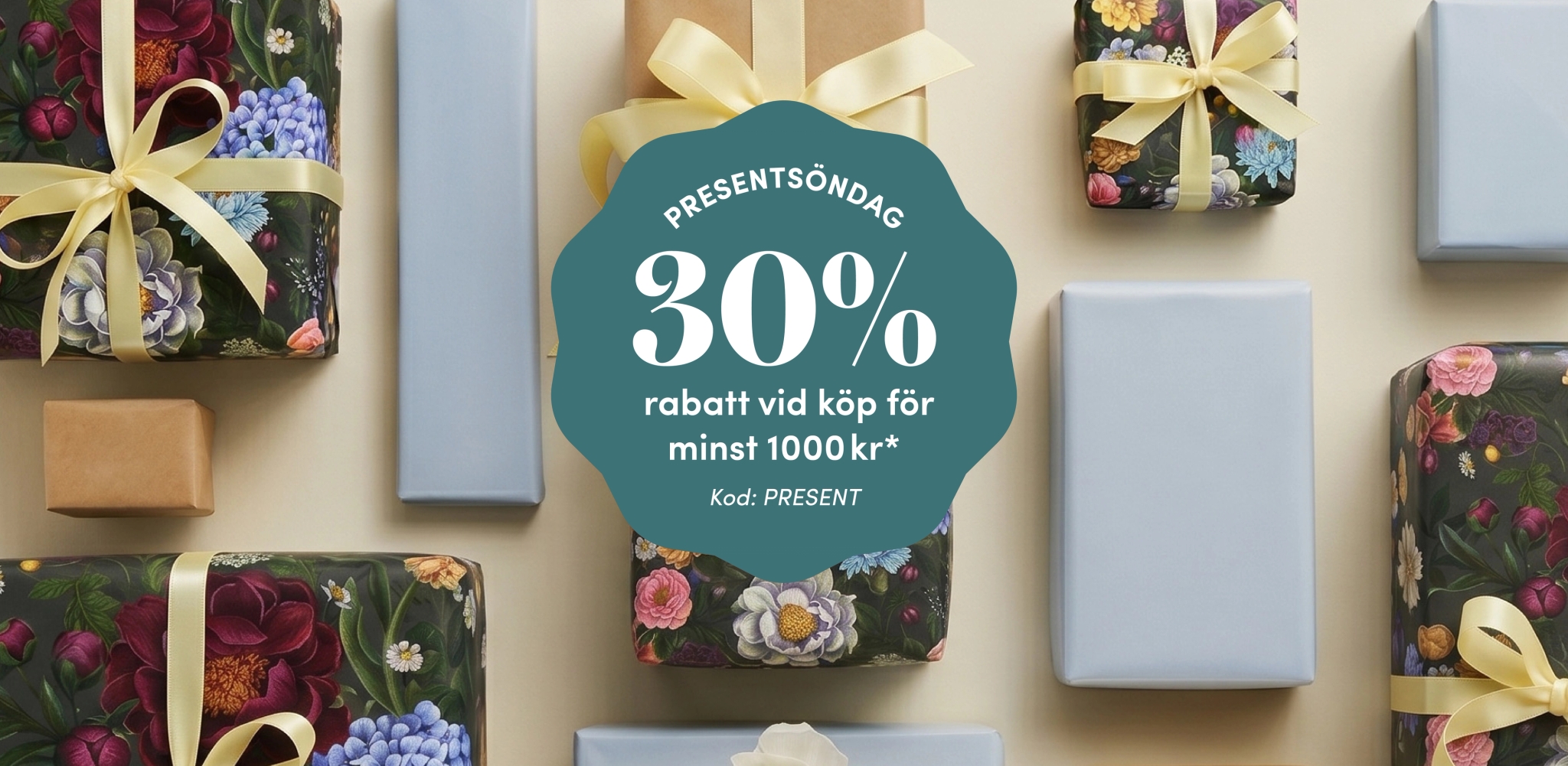 Reklambild med inslagna presenter i blommigt och enfärgat papper runt en grön cirkel som visar erbjudande om 30 % rabatt vid köp över 1000 kr med kod PRESENT.