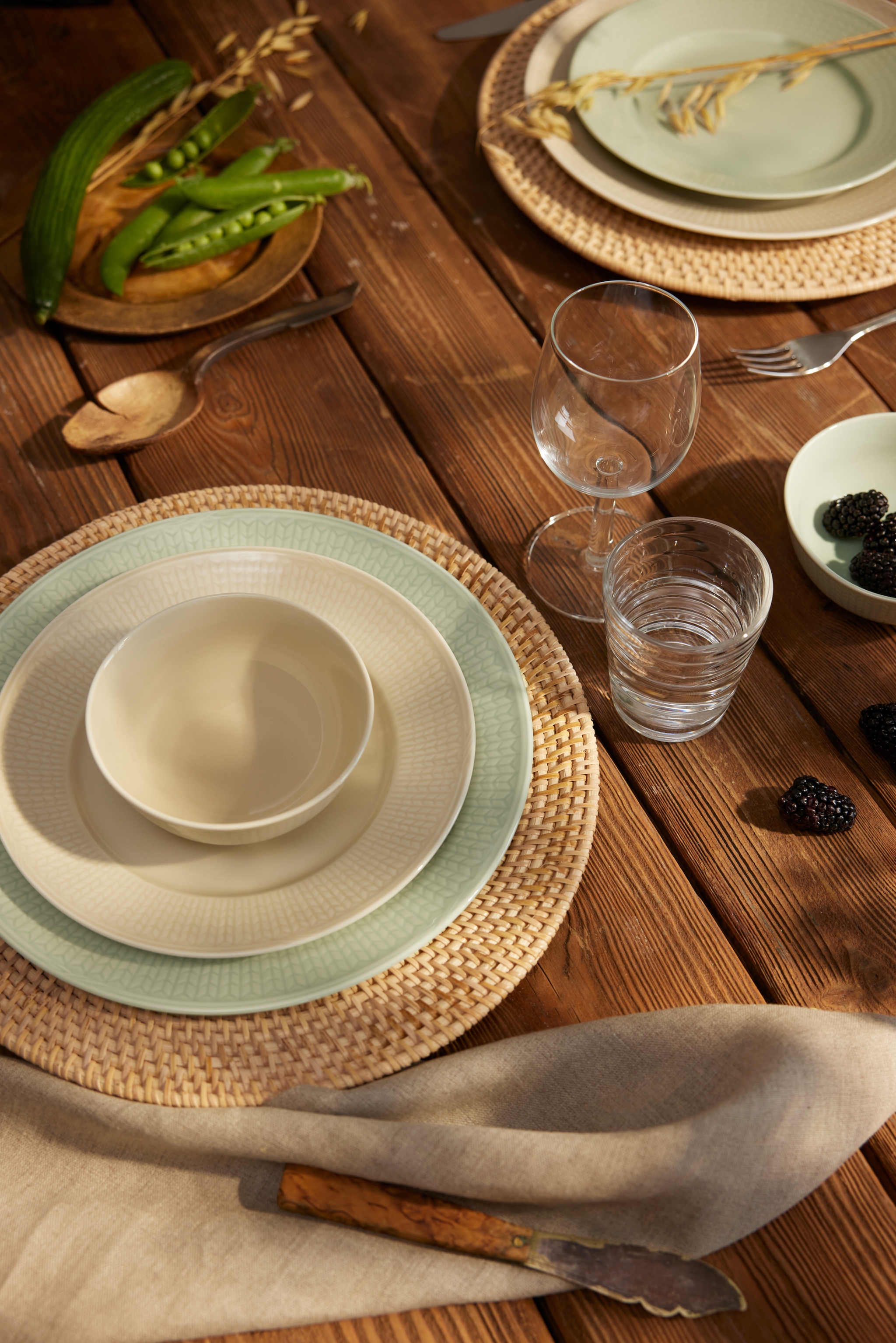 Dukning i kvällsljus med Swedish Grace havre och äng