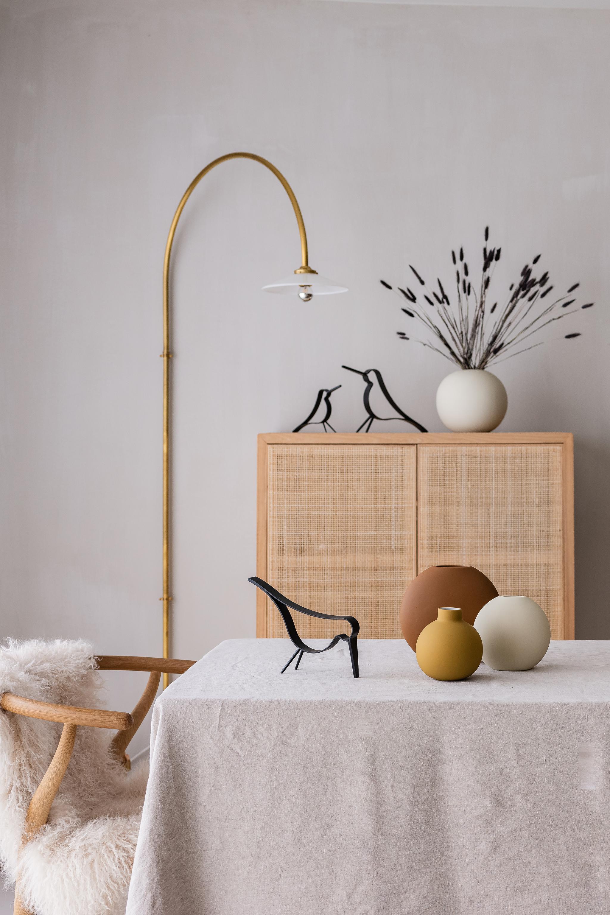 Cooee tuotteet - ball maljakot, bird linnut ja pastille maljakot pöydällä keittiössä, värit keltainen valkoinen ja ruskea