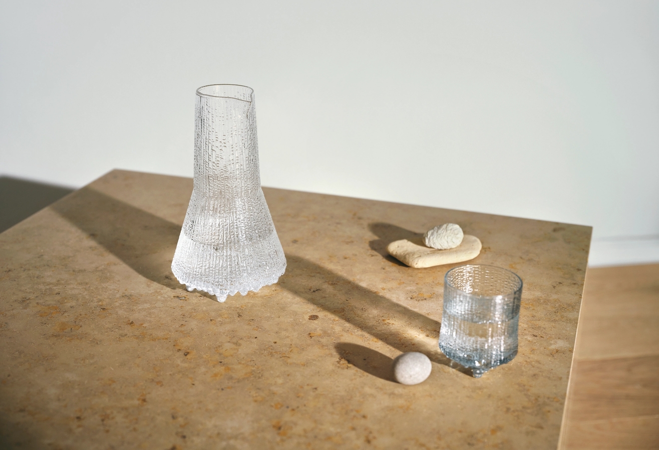 Iittala karahvi ja juomalasi keittiön pöydällä ultima thule sarjasta