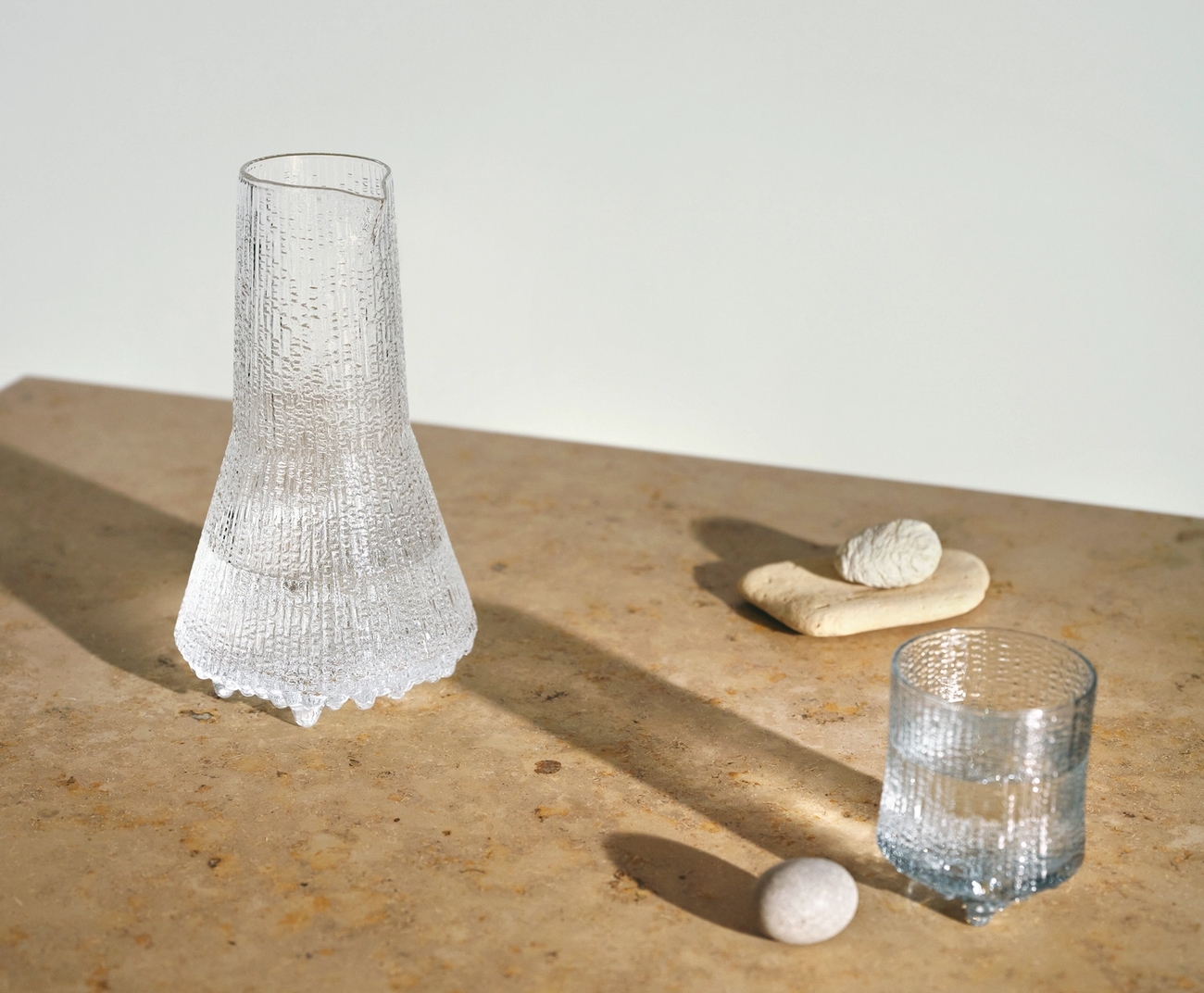 Iittala karahvi ja juomalasi keittiön pöydällä ultima thule sarjasta