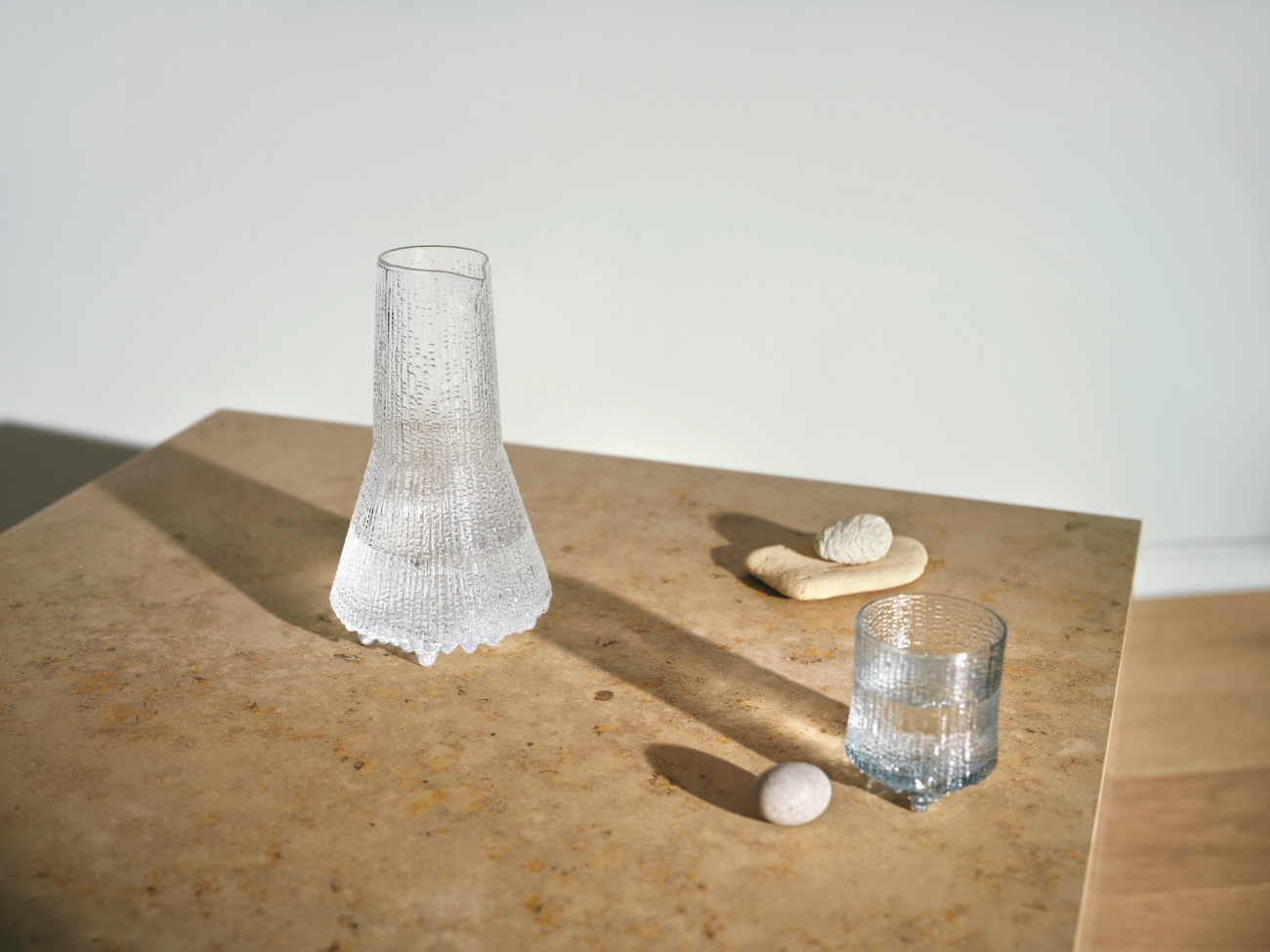 Iittala karaff från Ultima Thule på ljus stenskiva