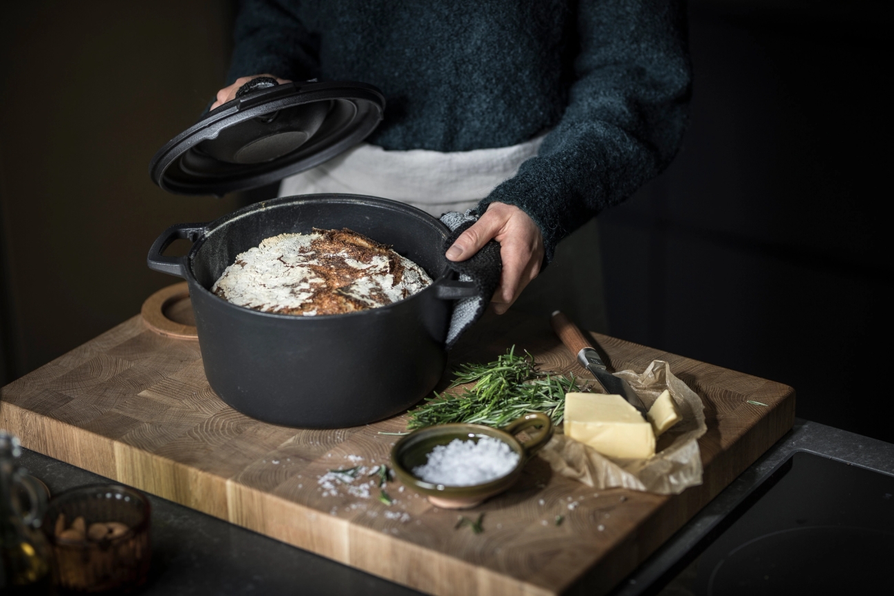 Fiskars brasserie valurautapata jossa pataleipä