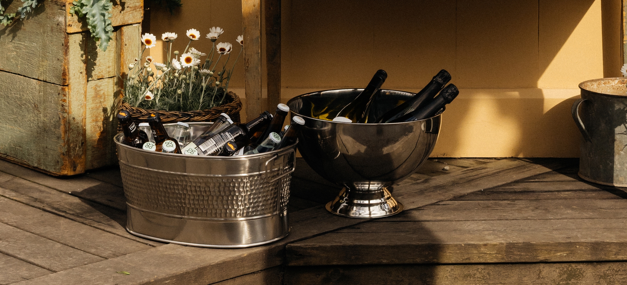 Ölhink med öl och champagnekylare med champagne på en altan utomhus