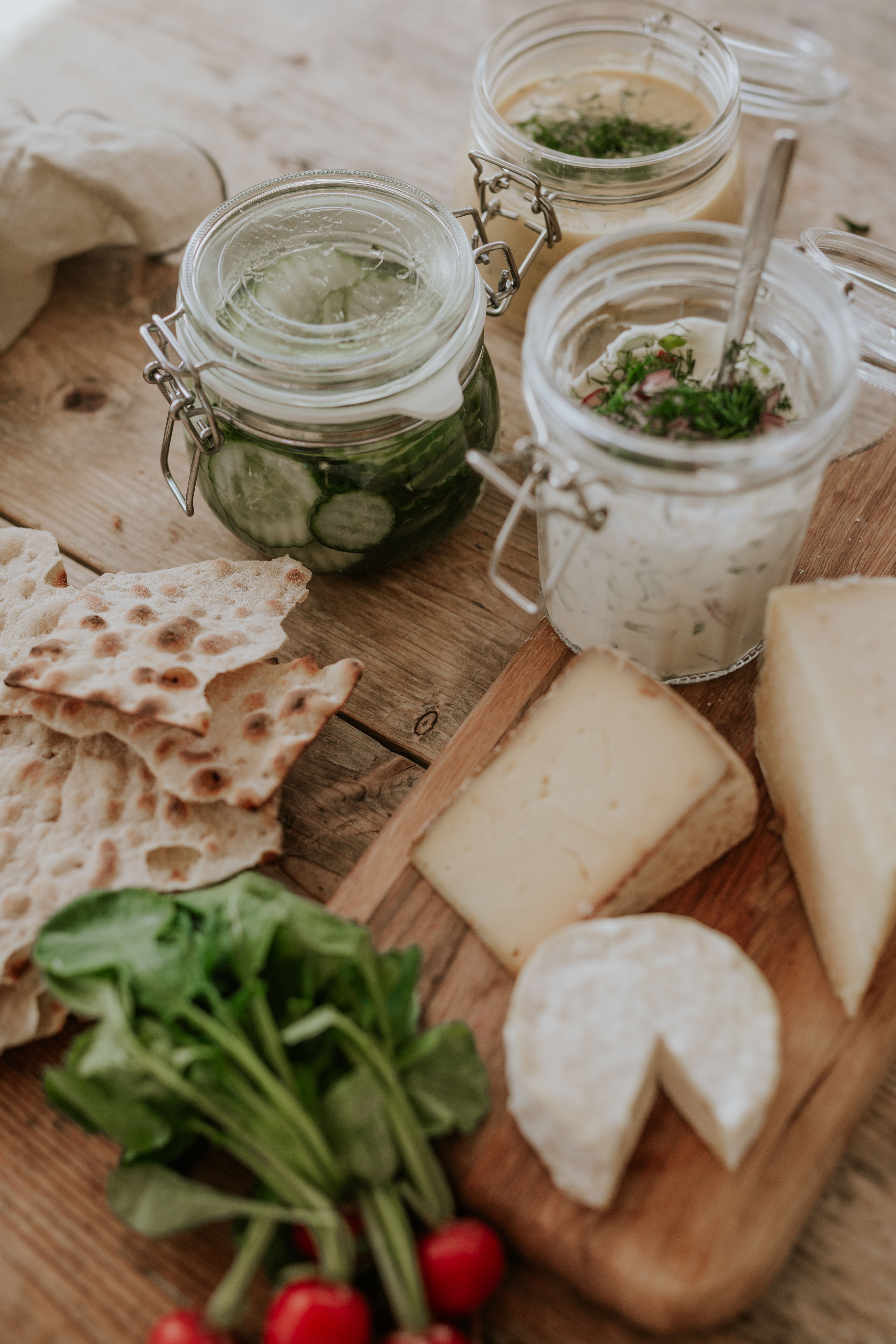 Juhannus kotitekoiset sillit silli maustesilli erikokoiset lasipurkit