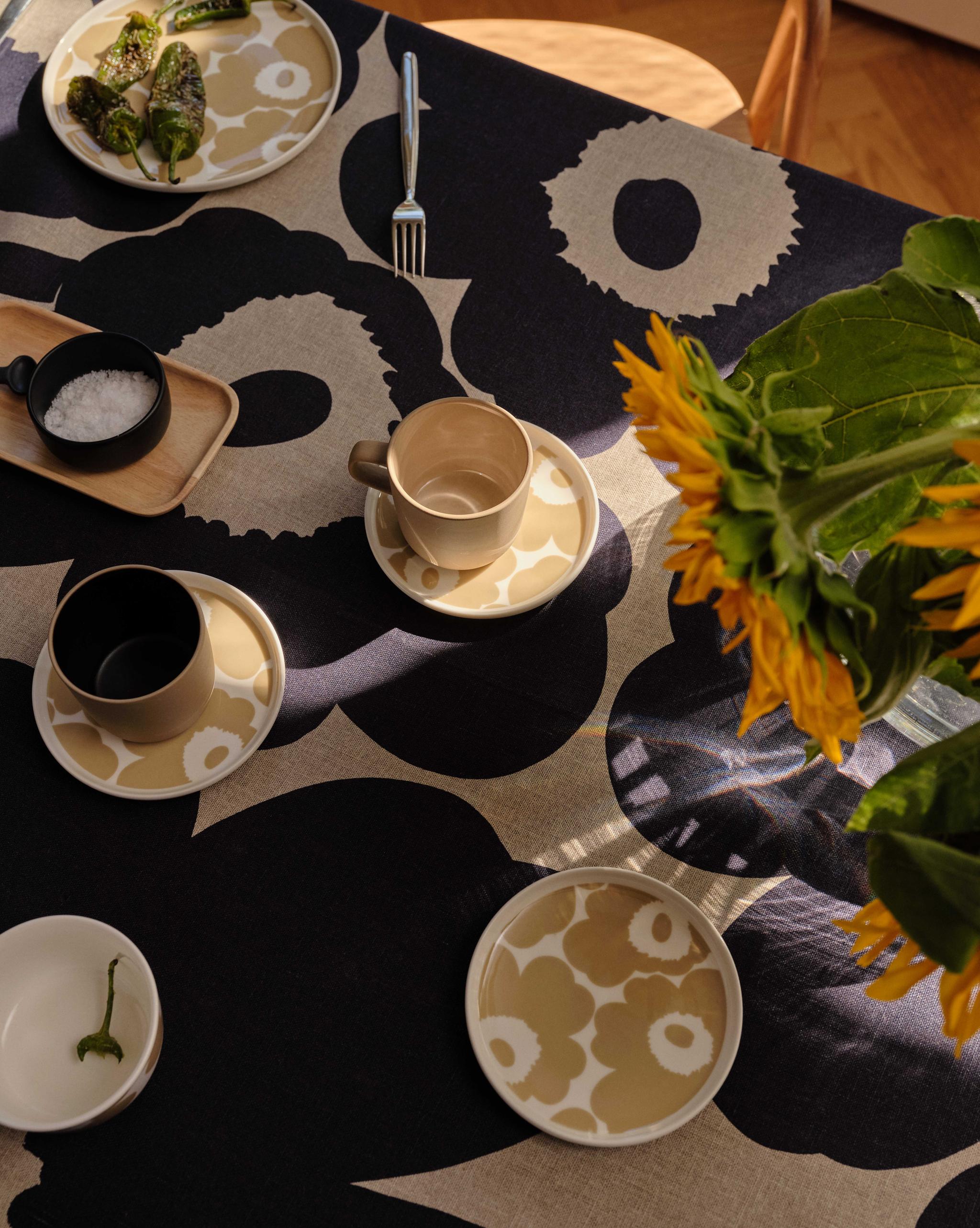 unikko marimekko unikkomuki unikkokangas pöydänkattaus kukalliset lautaset ja kupit