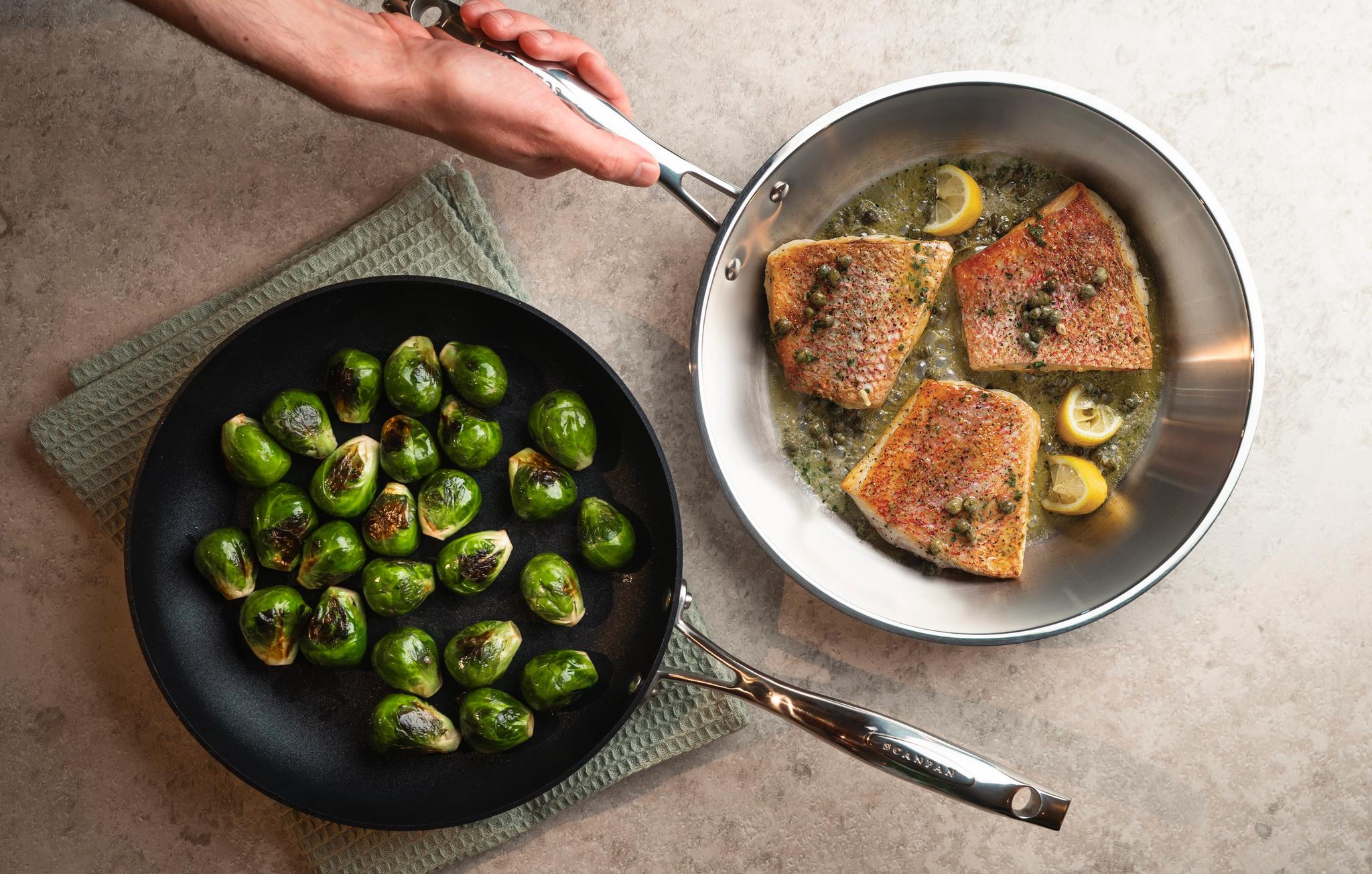 Stekt fisk med kapris och citron samt brysselkål tillagas i två stekpannor.