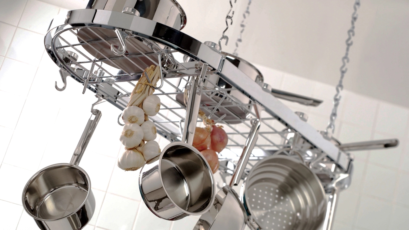 Hahn Kitchenware kastruller och vitlök som hänger på ställning 