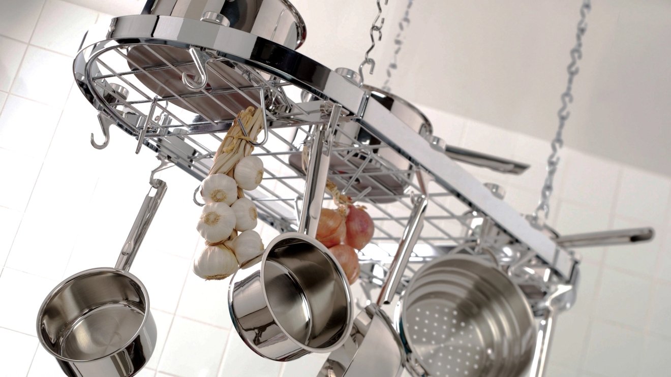 Hahn Kitchenware kastruller och vitlök som hänger på ställning
