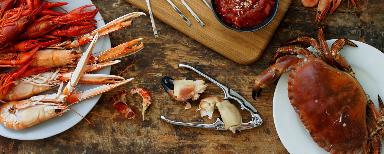 Skalldyrknekker på et bord med skalldyr