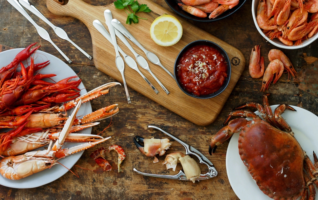 Skalldyrknekker på et bord med skalldyr