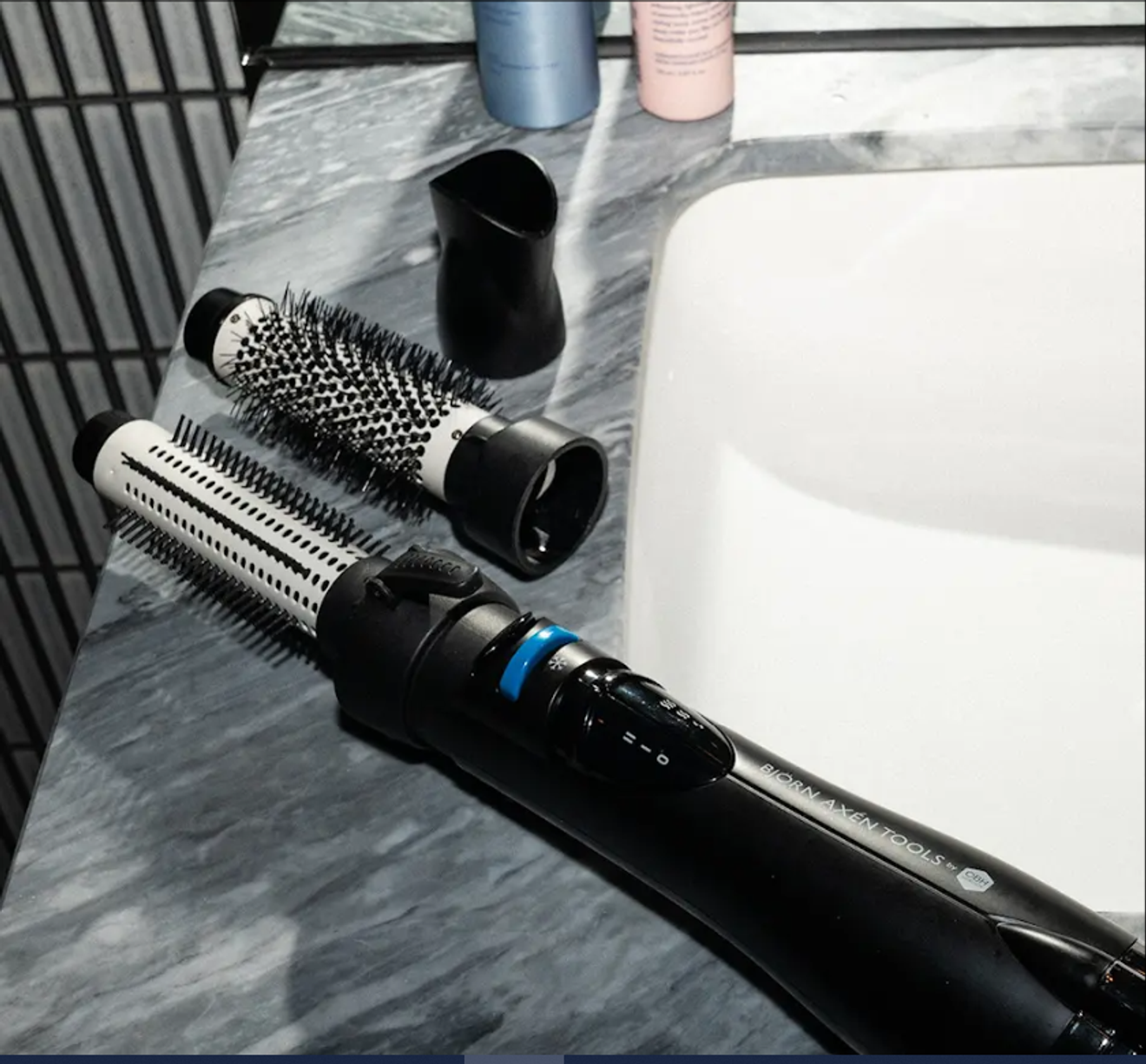 OBH Nordica Björn Axen värmeborste liggandes på ett grått marmorhandfaat