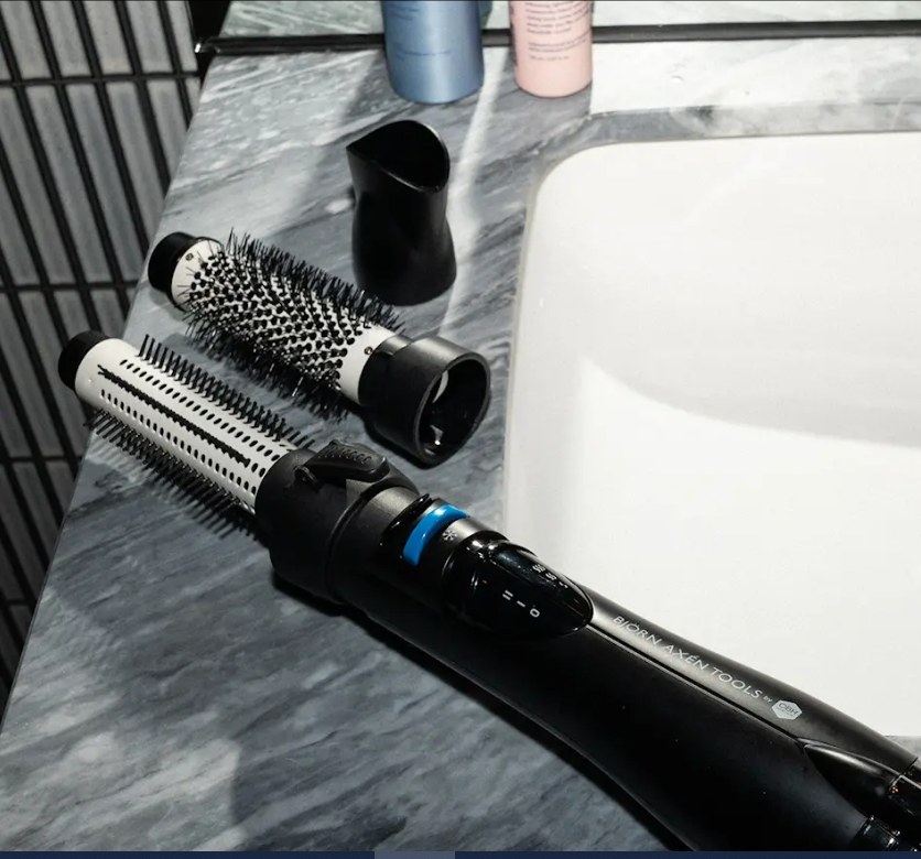 OBH Nordica Björn Axen varmbørste liggende på et grått marmorhåndfat