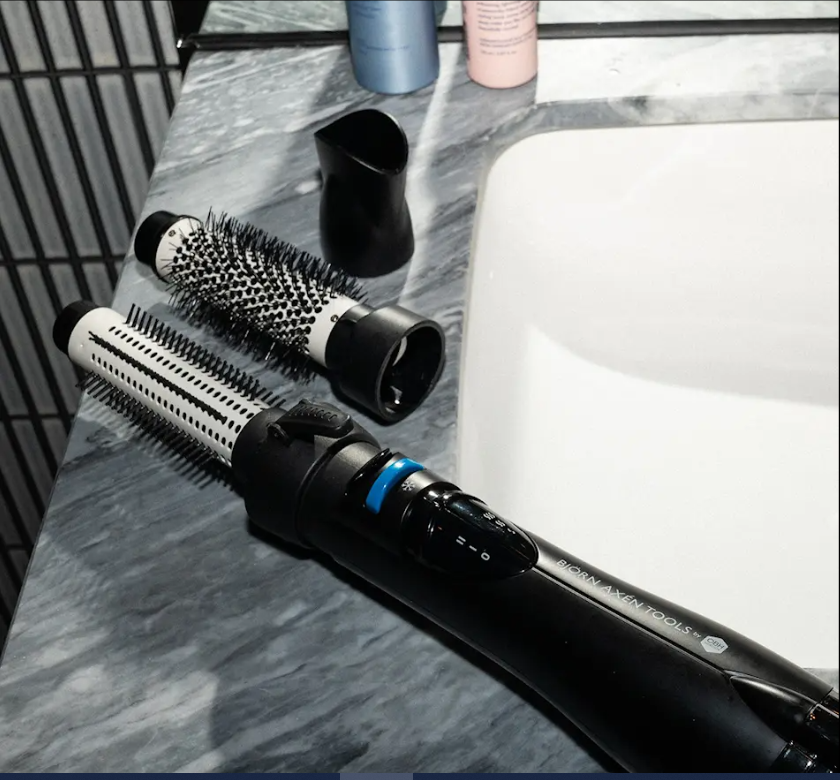 OBH Nordica Björn Axen värmeborste liggandes på ett grått marmorhandfaat