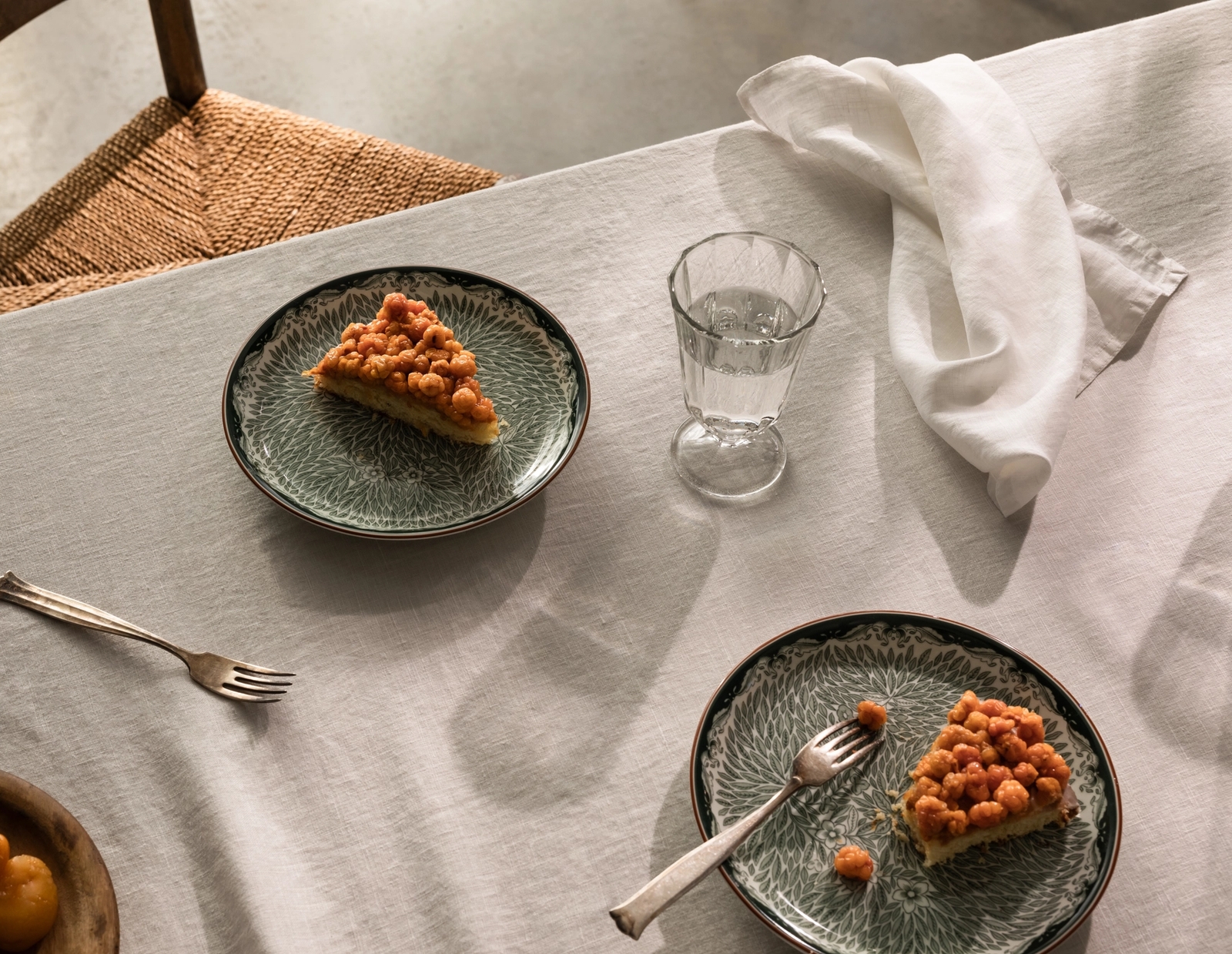 Tallrikar från Rörstrand, Pottery Jo, Mon Amie på vacker duk
