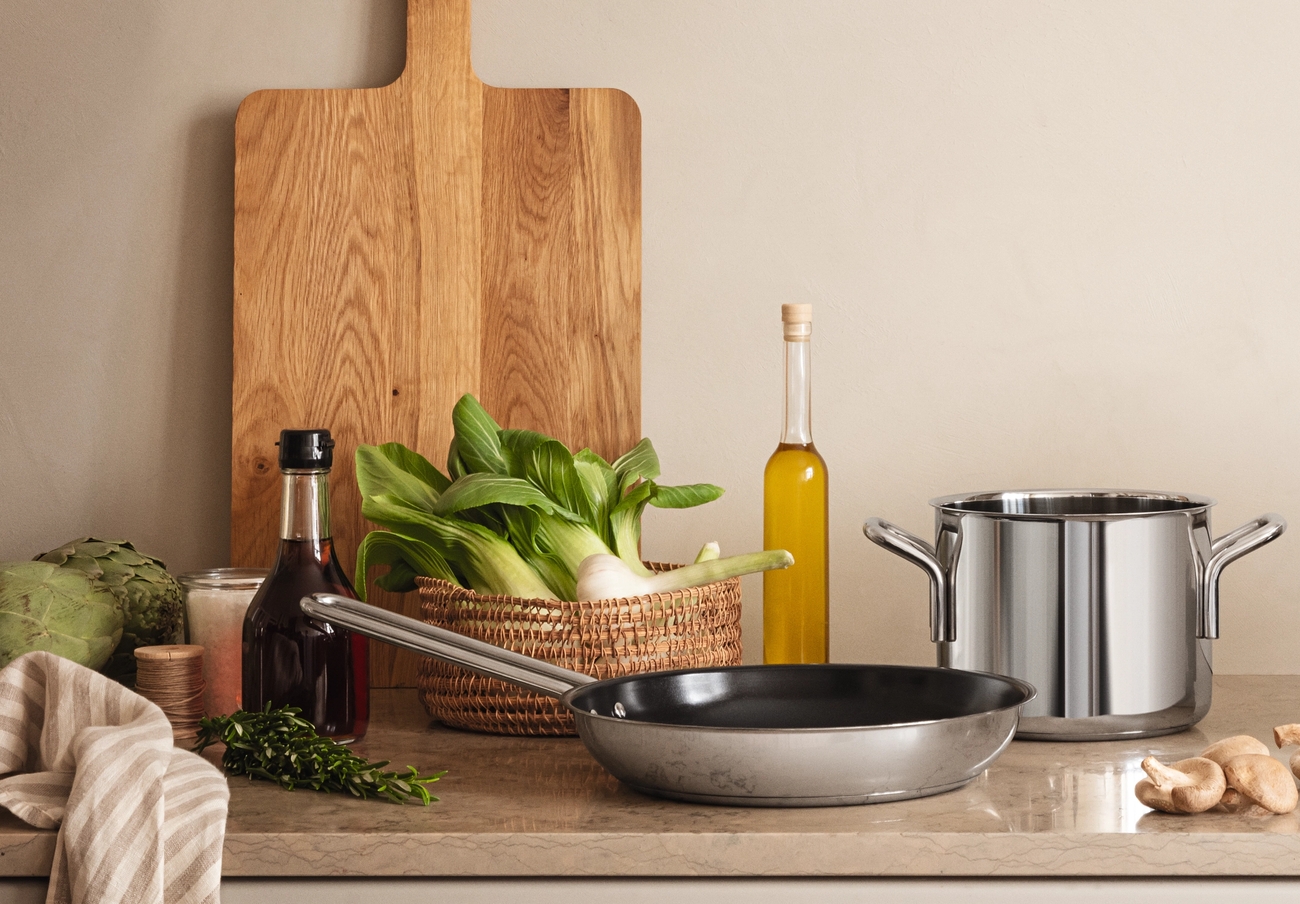 Keramiska stekpannor på träbänk i svart och vitt