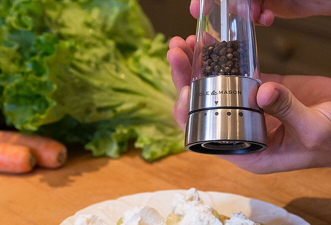 Pippurimyllyt - Tyylikäs läpinäkyvä pippurimylly, josta näet pippurit.