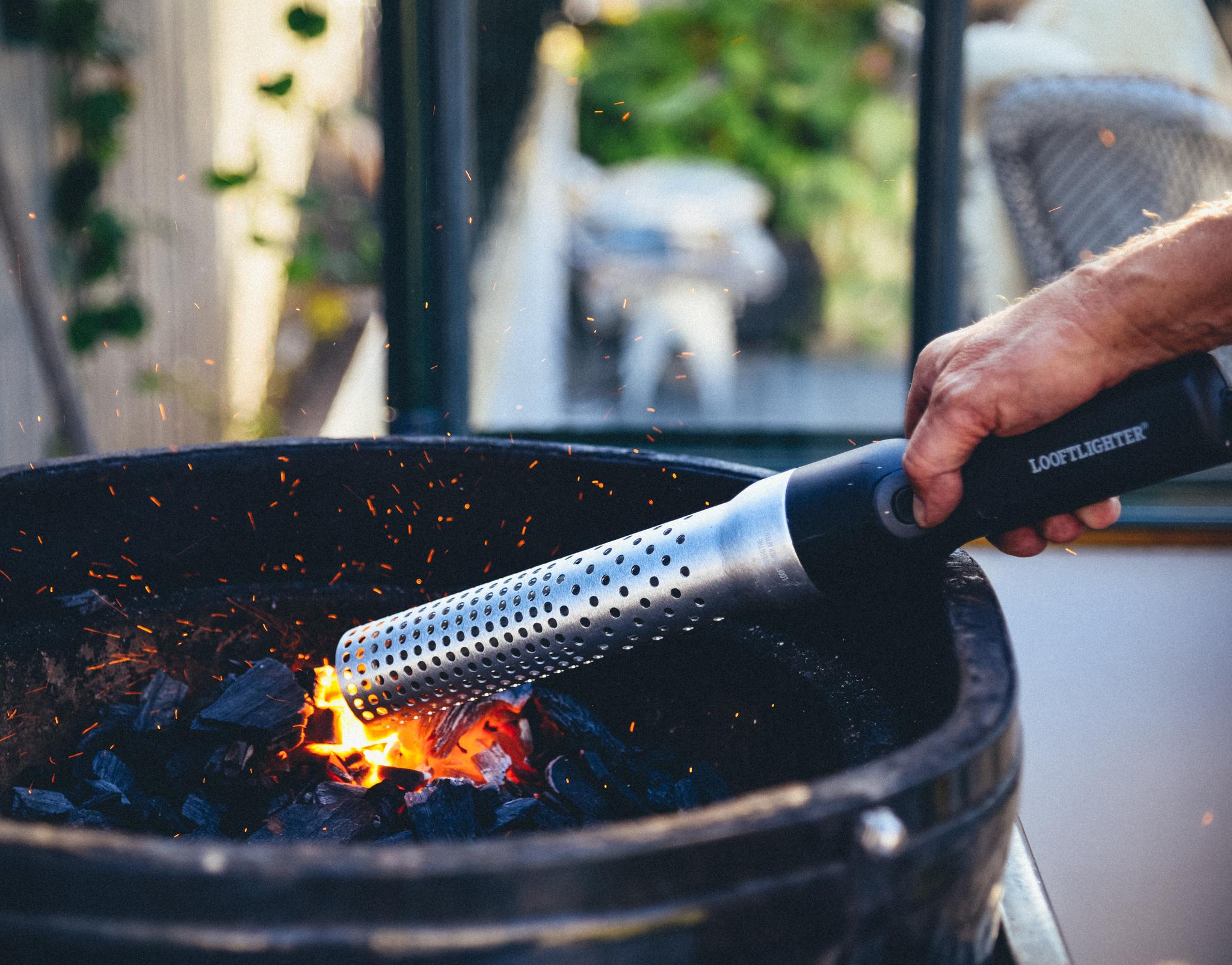 Tända eld på kolen i en kolgrill