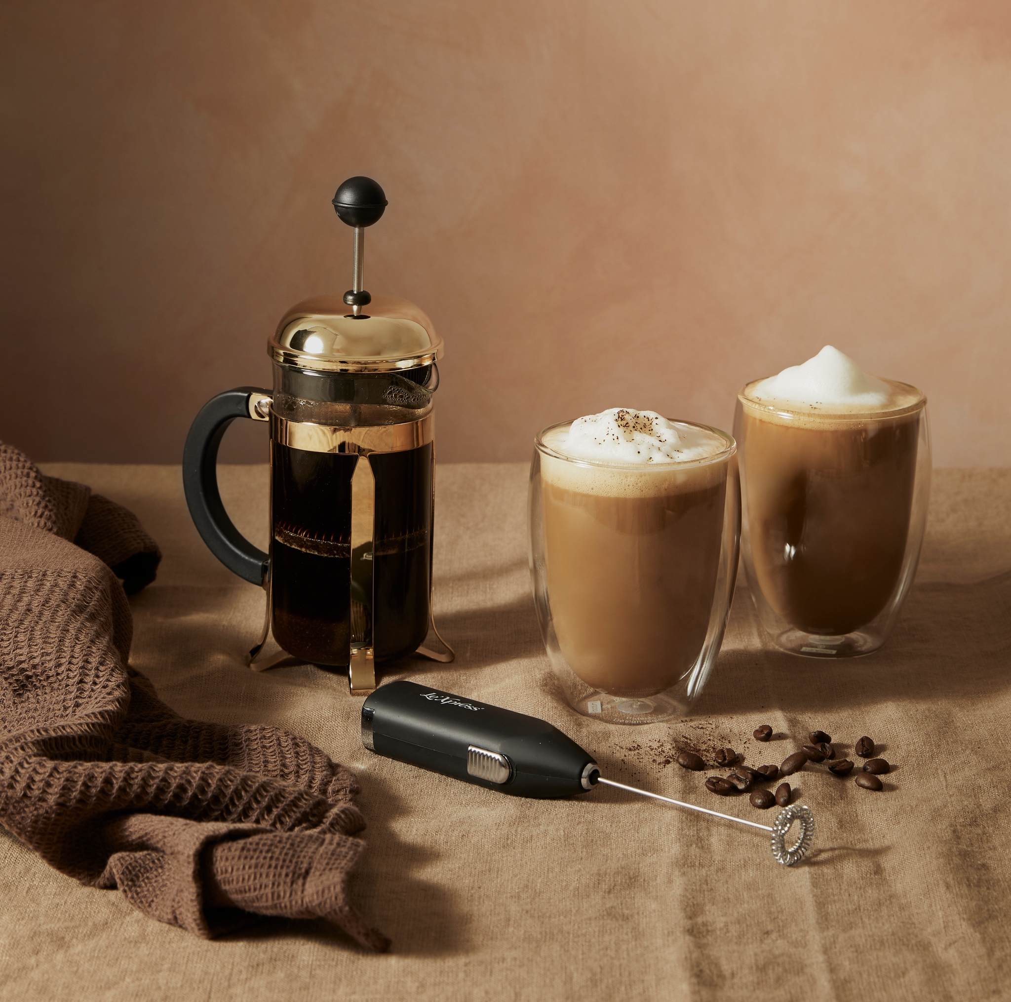 Kaffekopper med nybrygget kaffe