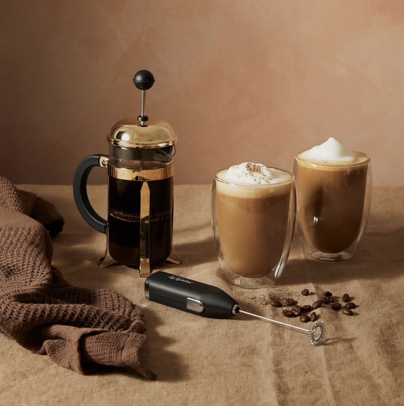 Presskanne og kaffekopper med nybrygget kaffe