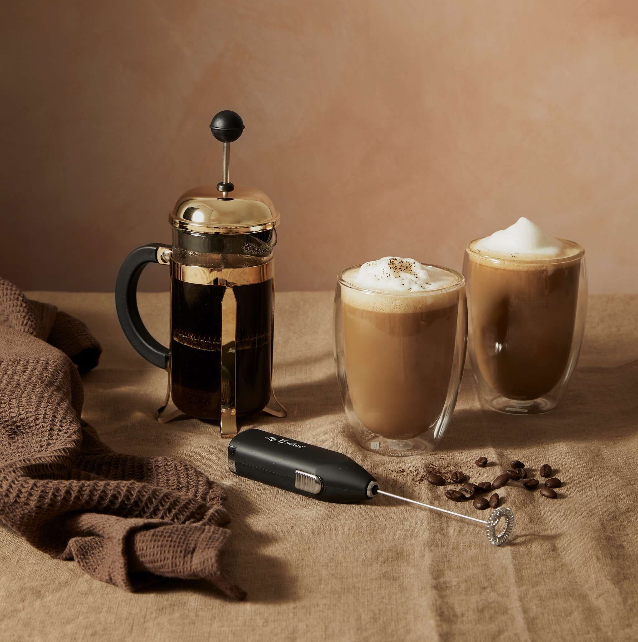 Presskanne og kaffekopper med nybrygget kaffe