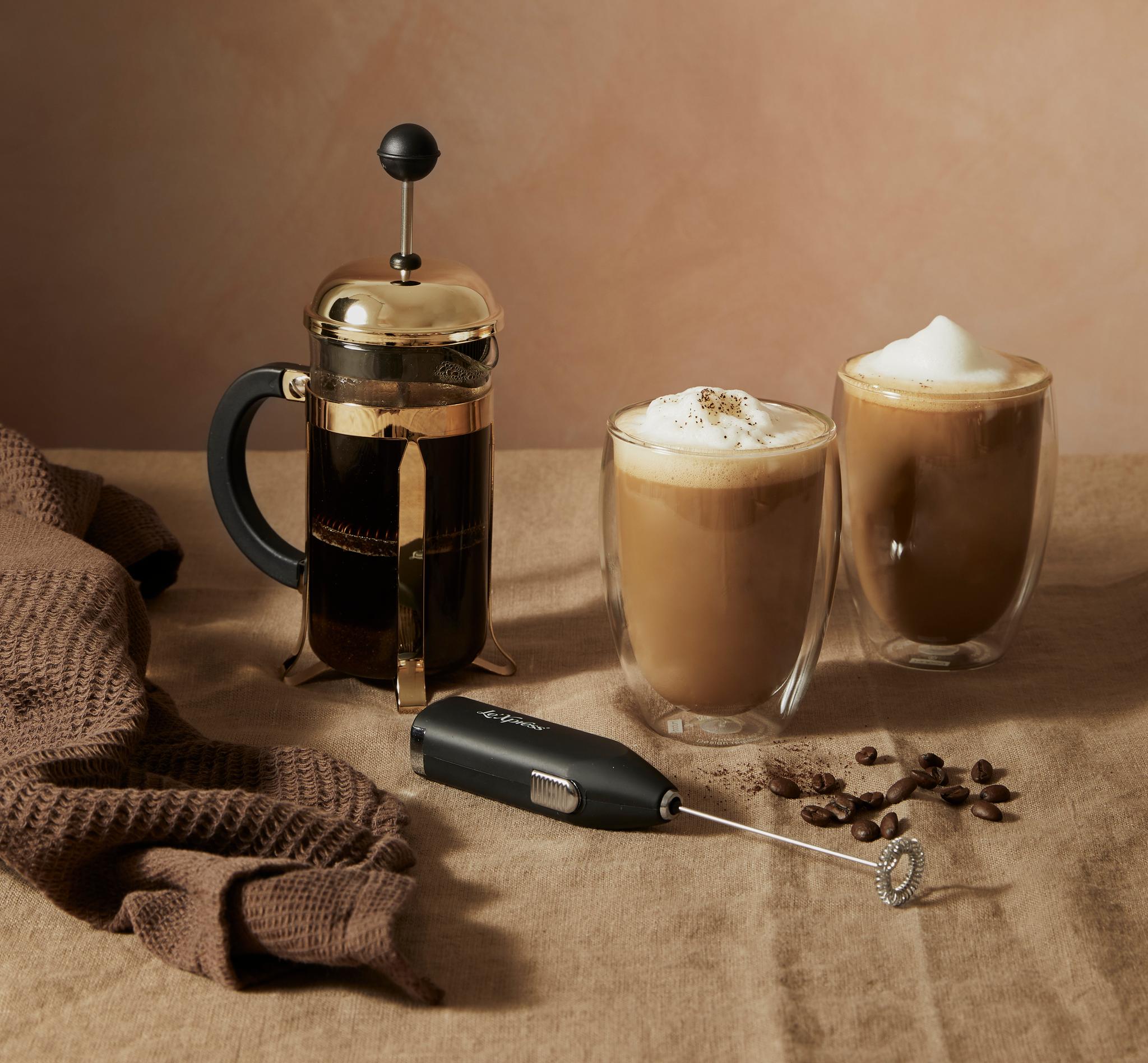 Kaffekopper med nybrygget kaffe